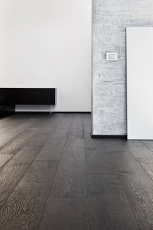 Sala en blanco y negro al estilo del constructivismo.