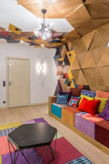 Techo multicolor en la sala de estar al estilo constructivista.