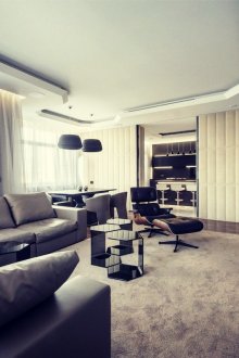 Techo blanco de estilo constructivista en la sala de estar