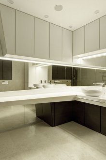 Muebles de baño de estilo constructivismo en blanco y negro