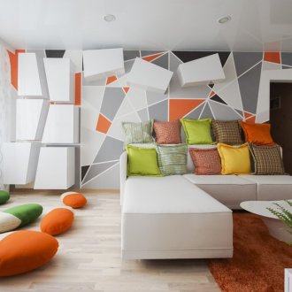 Paredes multicolores en la sala de estar al estilo del constructivismo.