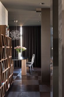 Muebles marrones y grises en el interior al estilo del constructivismo.