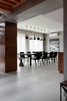 Comedor en una casa de estilo constructivista.