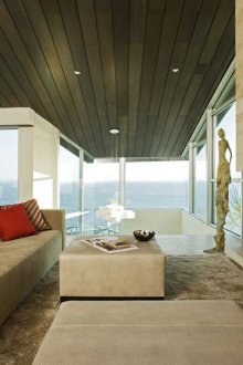 Proyector en la sala de estar con chimenea constructivista