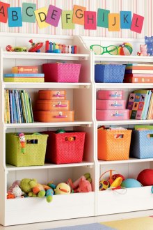 Grands supports avec étagères pour ranger les jouets
