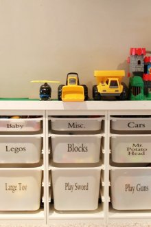Rack avec tiroirs en plastique pour jouets