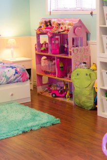Stockage de jouets dans la pépinière pour la fille