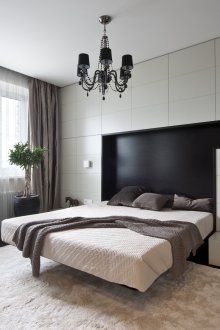 Minimalist bir yatak odasında beyaz streç tavan