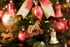 Ξύλινα και συνηθισμένα παιχνίδια Χριστουγέννων στο σχεδιασμό του χριστουγεννιάτικου δέντρου