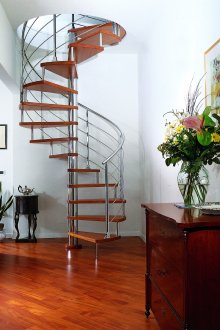 Kleine Wendeltreppe aus Holz und Metall