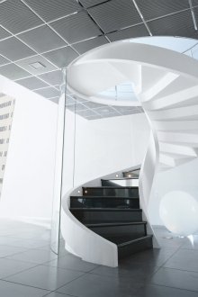 Stilvolle Schwarzweiss-Wendeltreppe.