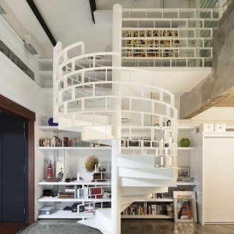 Ungewöhnliche weiße Wendeltreppe