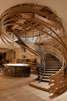 Originelle Wendeltreppe aus Holz, Glas und Metall