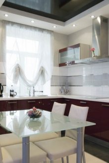 Bordo beyaz küçük mutfak