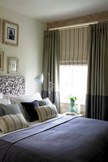 Tende romane e ordinarie all'interno della camera da letto