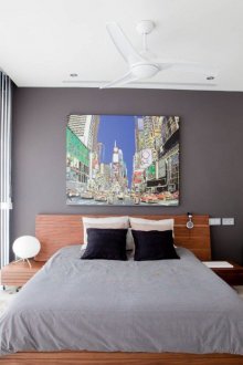 Verticali tende bianche in un interno camera da letto