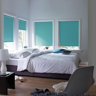 Tende a rullo turchesi in camera da letto