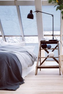 Tende a rullo blu nella camera da letto mansardata