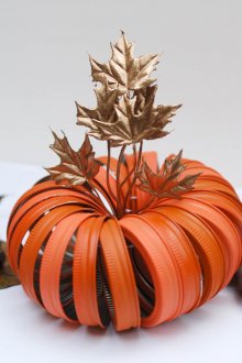 Citrouille d'Halloween faite de casquettes et de feuilles