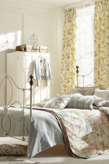 Yatak odasında Shabby Chic Çiçek Perdeleri