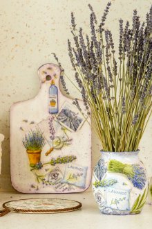 Dekor mit Gegenständen im Provence-Stil