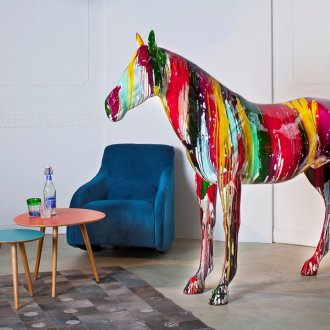 Mehrfarbige Statue - ein Pferd im Innenraum