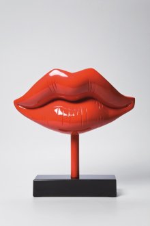 Rote Lippenstatuette