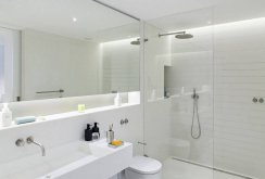 Σχεδιασμός μπάνιου 5 τ.μ. σε άσπρα χρώματα