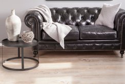 Μαύρος δερμάτινος καναπές στο σαλόνι