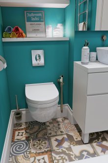 אריחים בהירים על הרצפה בחדר אמבטיה לבן בצבע טורקיז