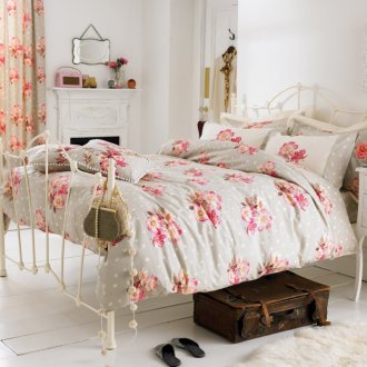 Shabby chic çiçek yatak odasında perdeler