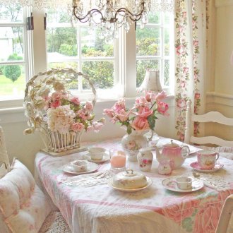 Yemek odasında shabby chic tarzı çiçekli perdeler