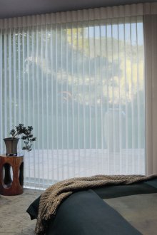 Tende verticali bianche traslucide nella camera da letto