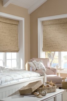 Tende romane beige nella camera da letto
