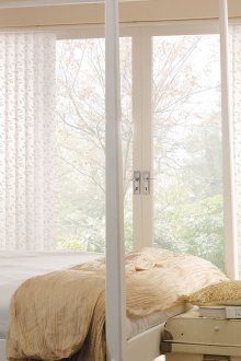 Tende a motivi verticali bianche in camera da letto