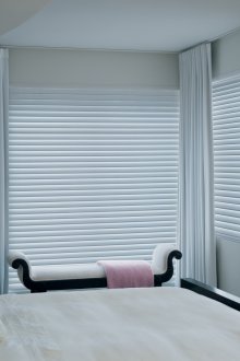 Tende orizzontali grigie in camera da letto