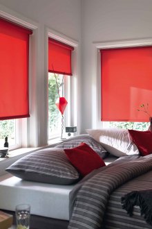 Tende a rullo rosse in camera da letto