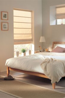 Tende romane color crema in camera da letto