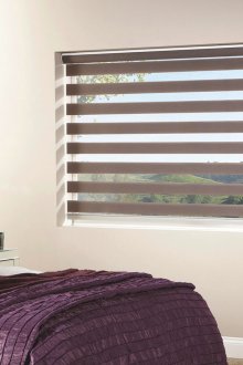 Tende arrotolate giorno e notte in una camera da letto