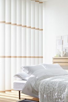 Tende verticali bianche e marroni nella camera da letto