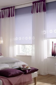 Tende a rullo lilla in camera da letto