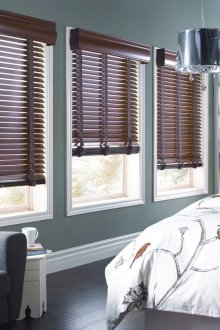 Tapparelle in plastica marrone nel design della camera da letto