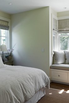 Tende grigie romane nel design della camera da letto