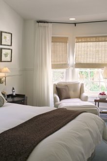 Tende romane beige chiaro nel design della camera da letto