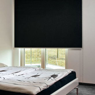 Tende a rullo nere in camera da letto
