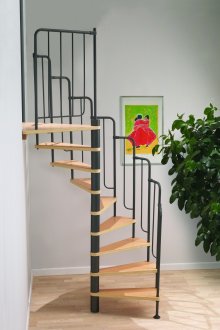 Beigeschwarze Wendeltreppe