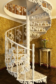 Schöne geschmiedete weiße Wendeltreppe