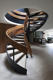 Braune und schwarze Wendeltreppe