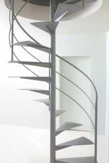 Graue Metallwendeltreppe