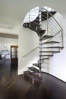 Kompakte Wendeltreppe im Haus